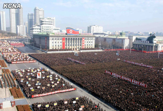 　　朝鲜25日在平壤金日成广场机关十万人退出的国反军夷易近大会以及示威游行，抗议散漫国大会第三委员会本月18日经由朝鲜人权抉择案，动组并呵美国及其“追寻权柄”对于朝鲜建议“人权”闹剧。人权