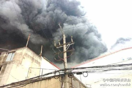 福建厦门一家具厂发生火灾 浓烟滚滚伤亡不明