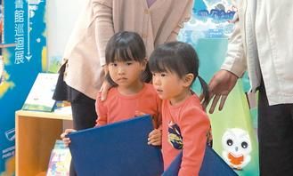 Taitung push a library to read up to 3 years old twins who look more than 500 books
