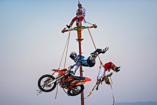 墨西哥举办世界摩托车表演赛 车手展现惊人绝技(组图)_新浪新闻