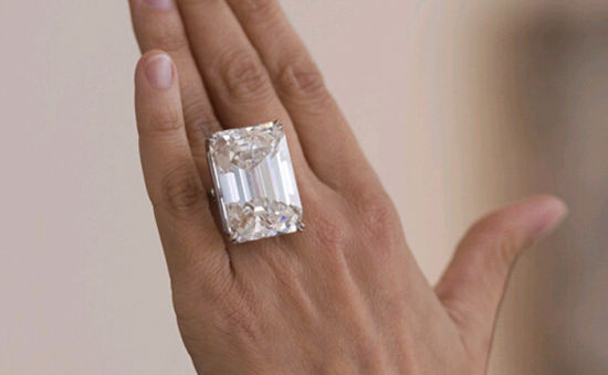 100克拉钻石在美国拍出1.37亿元高价(组图)