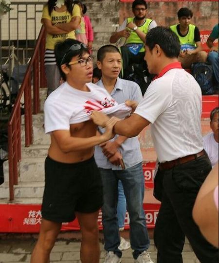 9月6日晚，在第二十八届泰山国际登山节上，一名据称来自天津的30岁左右男子，穿着印有“大日本帝国海军”字样的T恤衫登山，被民众包围，有群众愤怒地将其T恤扒掉。
