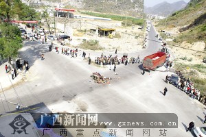 广西马山:大货车撞翻载客三轮摩托车