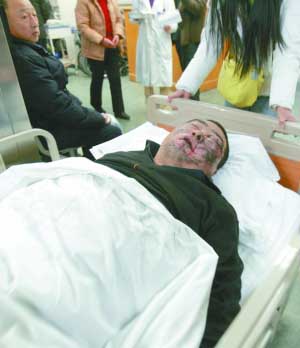 男子跌入北京地铁2号线后趴在铁轨间逃生(图)