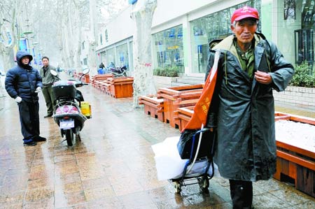 68岁老人为给年轻人树榜样徒步走过28省