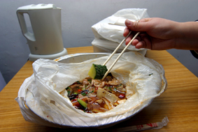 用塑料袋装熟食当心食品受污染