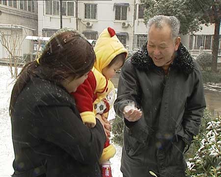 72岁退休教师与年轻女子结婚照顾生病前妻(图)