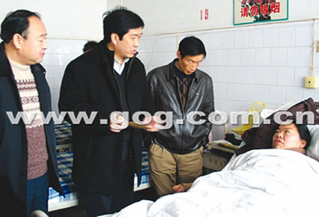 女医生摔断肋骨后爬行3小时至产妇家接生(图)