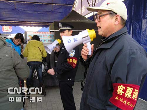 武汉铁路公安年过70岁退休民警战春运一线