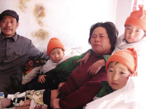 三胞胎父母遭车祸双亡司机肇事逃逸(图)