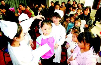 女医生义务为来京务工人员子女体检(图)