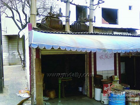 变压器下搭棚开店真悬