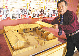 保安利用竹筷牙签拼出农村三合院(图)