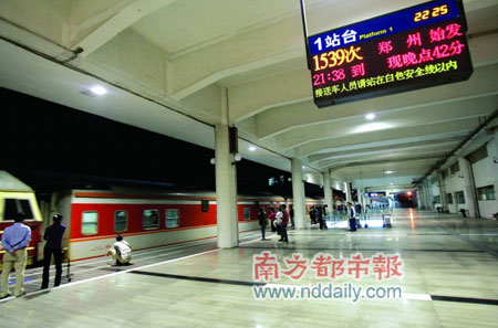 15日晚,1539次列车到达深圳站,晚点了40多分钟.
