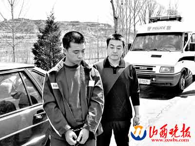 闫兆被带往活埋出租车司机的地方指认现场闫兆,沁县定昌镇段店村一个