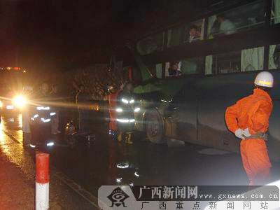 客车货车相撞44人被困 百色消防雨夜急救援(组
