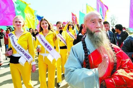 国际旅游小姐游少林寺跟武僧学五行拳(组图)