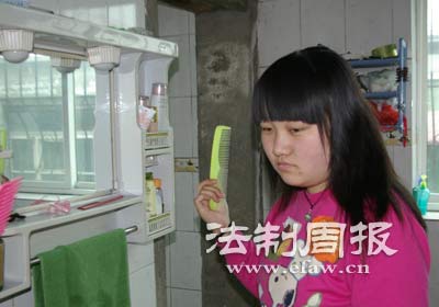 女子再婚后更改年龄名字拒认亲生女儿(图)