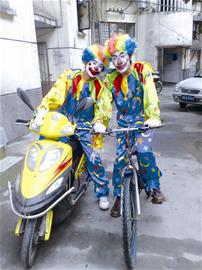 男子辞去月薪4000元工作扮小丑送快递(图)