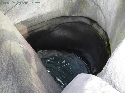 福建侯门溪裸露河床怪洞遍布疑似远古冰臼(图)