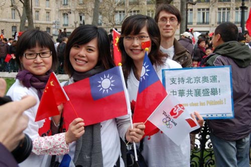 海外台湾人高举五星红旗挺奥运反藏独[图](3)