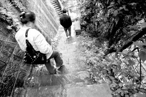 女子目睹丈夫跌下50米悬崖身亡(图)