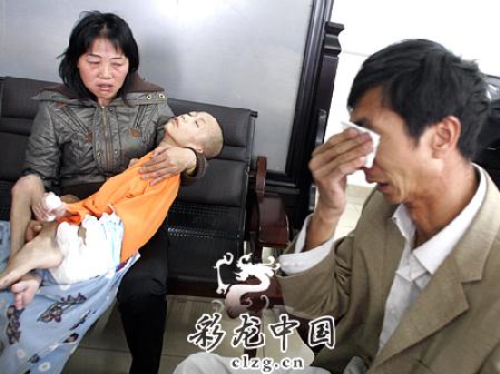 少年疑遭体罚患病续:神经受损成植物人(图)