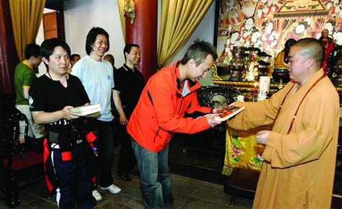 释永信会见奥运火炬设计者妙论奥运与少林