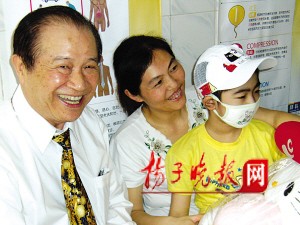 首例两岸间脐血移植成功李政道专程赶来祝贺