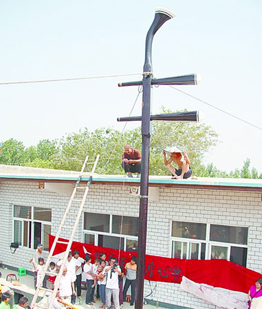 ���ֽ�ʦ��������¥�߾��Ͷ���ӭ�Ӱ���(ͼ)