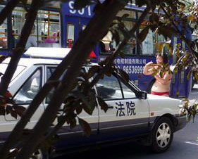 女子称被轮奸伸冤无门裸奔讨说法(组图)