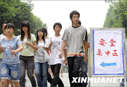 川高考延考区9万余考生顺利开考 考场内吃饭休