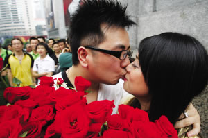 男子当街用遥控飞机送钻戒向女友求婚(组图)