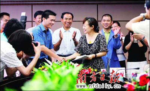 深圳8500名员工与沃尔玛签集体合同 工会出面