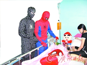 网友扮成蜘蛛侠探望白血病女童(图)