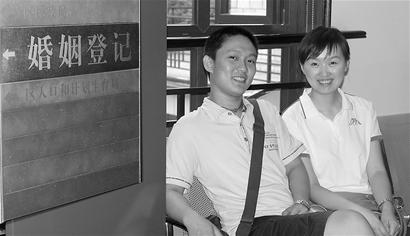 男子通宵排队欲成8月8日结婚第一人(图)