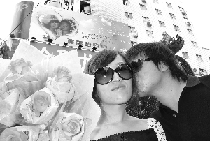 男子街头悬挂巨幅广告向女友求婚(图)