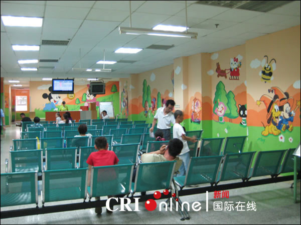 记者团参观济宁医学院附属医院(组图) - 学校大