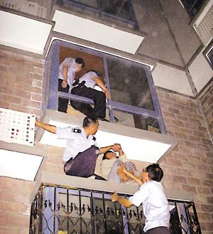 中年女子不堪丈夫殴打欲跳楼(图)