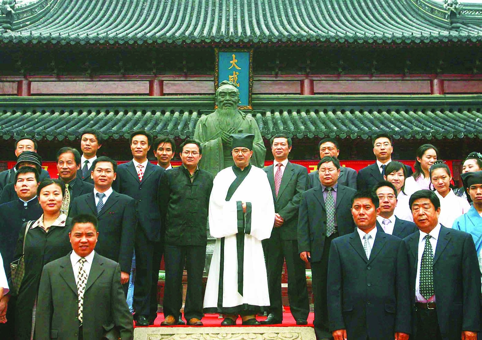 参加祭孔典礼呼孔子侯人在南京夫子庙大诚殿内