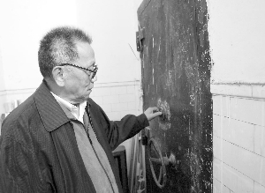 世上知道如何打开保险箱的人 只有他,可惜忘了