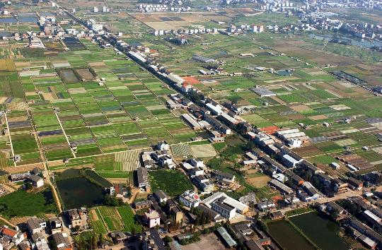 资料图:湖南省长沙县平整规范的农田和民居