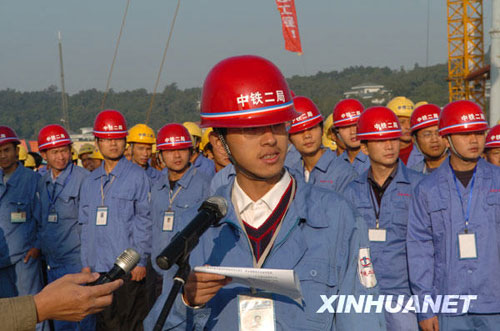 11月24日,中铁二局南宁大桥项目部常务副总工程师万宗江在介绍合龙