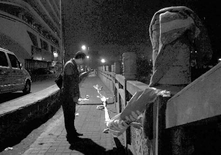 年轻男女在河边聊天后双双跳河失踪