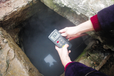 十年老井突冒热水达51℃村民井边取水洗澡(图)