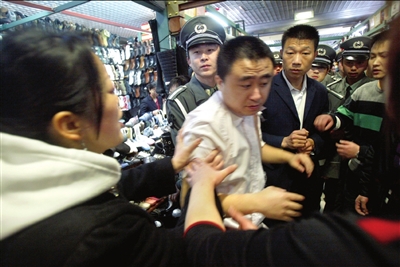 北京秀水市场售假摊位被封引发冲突(图)