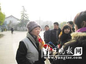 六旬老太花5万当歌星未走红续:坚持索赔15万