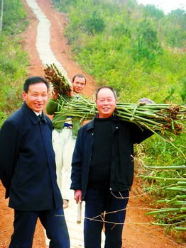 八旬退休林业干部自筹资金修建山林防火道(图)