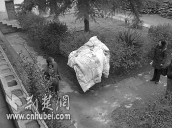 小学频发自燃事件校址曾是老坟场