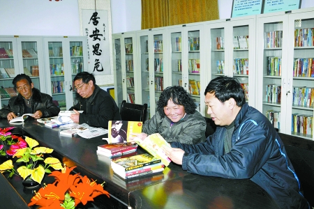 千万富翁当村官出资650万为村民文化扶贫